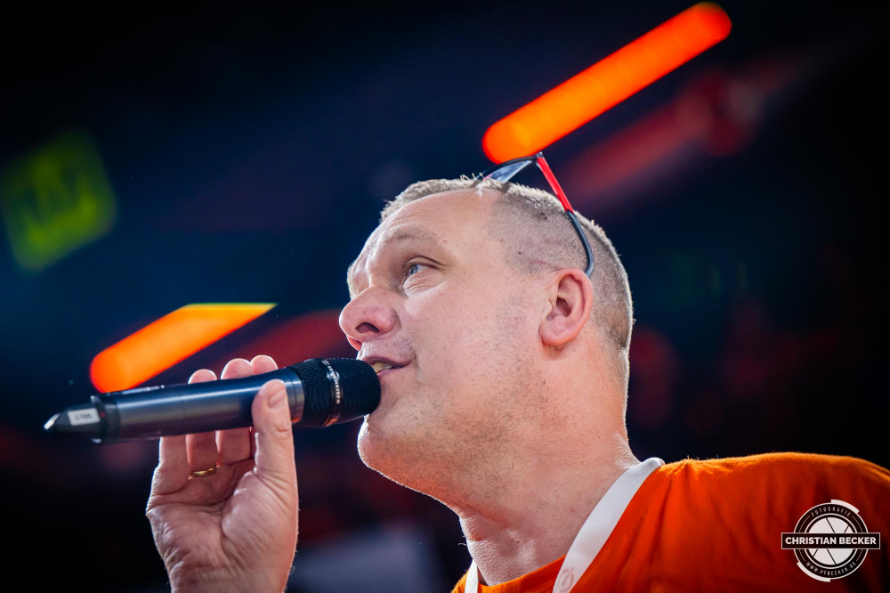 1. Basketball Bundesliga, easyCredit BBL, Saison 2024/2025, Herren, Hauptrunde, 26. Spieltag, 28.03.2025, RASTA Vechta - MHP Riesen Ludwigsburg
Markus M&uuml;ller (Hallensprecher - RASTA Vechta) vor der Partie
Schlüsselwörter: 1. Bundesliga;26. Spieltag;28.03.2025;BBL;Basketball;Hauptrunde;Liga;Ludwigsburg;MHP;RASTA;RASTA Dome;RIESEN;Saison 2024/2025;Vechta;easycredit