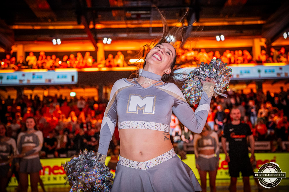 1. Basketball Bundesliga, easyCredit BBL, Saison 2024/2025, Herren, Hauptrunde, 26. Spieltag, 28.03.2025, RASTA Vechta - MHP Riesen Ludwigsburg
Marleys (Cheerleader - RASTA Vechta) w&auml;hrend der Partie
Schlüsselwörter: 1. Bundesliga;26. Spieltag;28.03.2025;BBL;Basketball;Hauptrunde;Liga;Ludwigsburg;MHP;RASTA;RASTA Dome;RIESEN;Saison 2024/2025;Vechta;easycredit