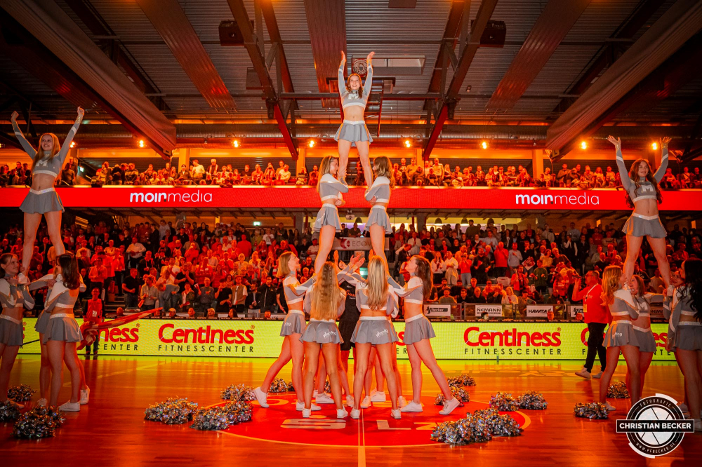 1. Basketball Bundesliga, easyCredit BBL, Saison 2024/2025, Herren, Hauptrunde, 26. Spieltag, 28.03.2025, RASTA Vechta - MHP Riesen Ludwigsburg
Marleys (Cheerleader - RASTA Vechta) w&auml;hrend der Partie
Schlüsselwörter: 1. Bundesliga;26. Spieltag;28.03.2025;BBL;Basketball;Hauptrunde;Liga;Ludwigsburg;MHP;RASTA;RASTA Dome;RIESEN;Saison 2024/2025;Vechta;easycredit