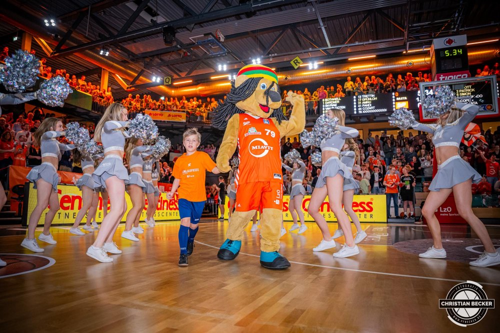 1. Basketball Bundesliga, easyCredit BBL, Saison 2024/2025, Herren, Hauptrunde, 26. Spieltag, 28.03.2025, RASTA Vechta - MHP Riesen Ludwigsburg
Bob (Maskottchen - RASTA Vechta) vor der Partie
Schlüsselwörter: 1. Bundesliga;26. Spieltag;28.03.2025;BBL;Basketball;Hauptrunde;Liga;Ludwigsburg;MHP;RASTA;RASTA Dome;RIESEN;Saison 2024/2025;Vechta;easycredit