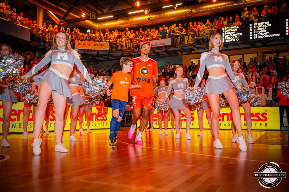 1. Basketball Bundesliga, easyCredit BBL, Saison 2024/2025, Herren, Hauptrunde, 26. Spieltag, 28.03.2025, RASTA Vechta - MHP Riesen Ludwigsburg
Mike Bothwell (#0 - RASTA Vechta) vor der Partie
Schlüsselwörter: 1. Bundesliga;26. Spieltag;28.03.2025;BBL;Basketball;Hauptrunde;Liga;Ludwigsburg;MHP;RASTA;RASTA Dome;RIESEN;Saison 2024/2025;Vechta;easycredit