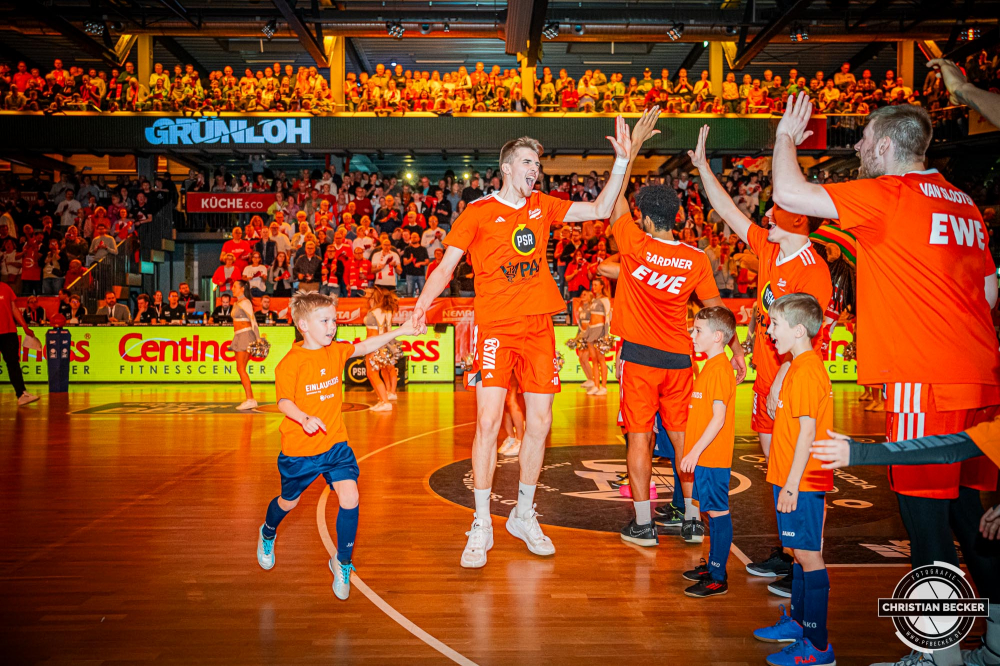 1. Basketball Bundesliga, easyCredit BBL, Saison 2024/2025, Herren, Hauptrunde, 26. Spieltag, 28.03.2025, RASTA Vechta - MHP Riesen Ludwigsburg
Johann Gr&uuml;nloh (#17 - RASTA Vechta) zeigt Emotionen vor der Partie
Schlüsselwörter: 1. Bundesliga;26. Spieltag;28.03.2025;BBL;Basketball;Hauptrunde;Liga;Ludwigsburg;MHP;RASTA;RASTA Dome;RIESEN;Saison 2024/2025;Vechta;easycredit