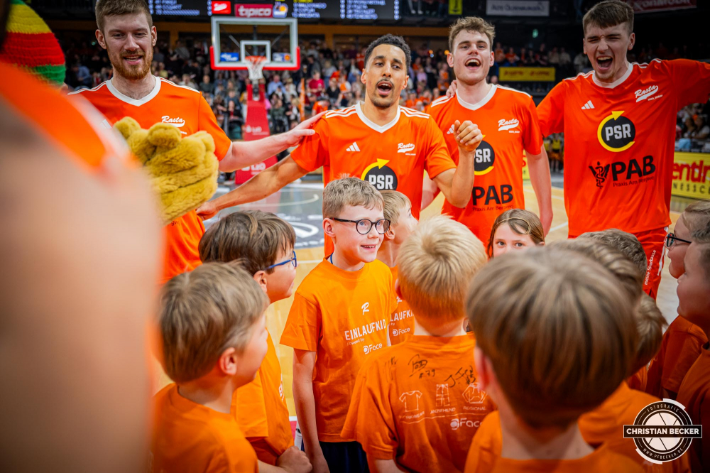 1. Basketball Bundesliga, easyCredit BBL, Saison 2024/2025, Herren, Hauptrunde, 26. Spieltag, 28.03.2025, RASTA Vechta - MHP Riesen Ludwigsburg
Das Team von RASTA Vechta mit den Einlaufkindern
Schlüsselwörter: 1. Bundesliga;26. Spieltag;28.03.2025;BBL;Basketball;Hauptrunde;Liga;Ludwigsburg;MHP;RASTA;RASTA Dome;RIESEN;Saison 2024/2025;Vechta;easycredit