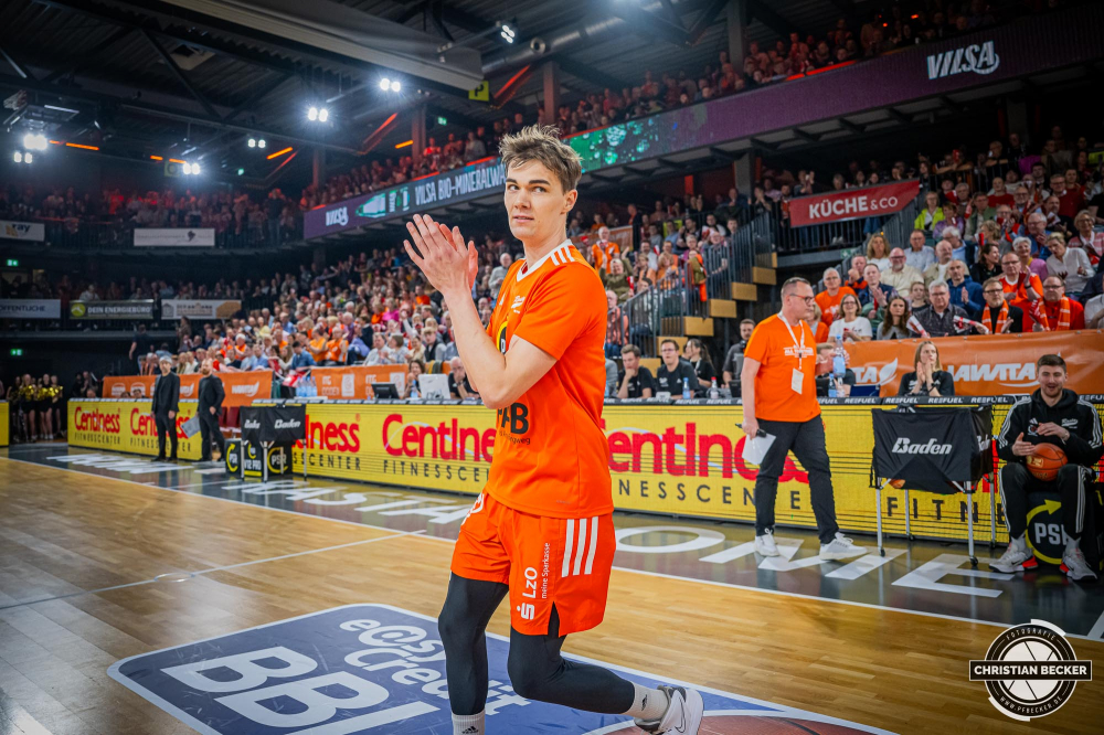 1. Basketball Bundesliga, easyCredit BBL, Saison 2024/2025, Herren, Hauptrunde, 26. Spieltag, 28.03.2025, RASTA Vechta - MHP Riesen Ludwigsburg
Joschka Ferner (#9 - RASTA Vechta) nach Bekanntgabe der Vertragsverl&auml;ngerung
Schlüsselwörter: 1. Bundesliga;26. Spieltag;28.03.2025;BBL;Basketball;Hauptrunde;Liga;Ludwigsburg;MHP;RASTA;RASTA Dome;RIESEN;Saison 2024/2025;Vechta;easycredit