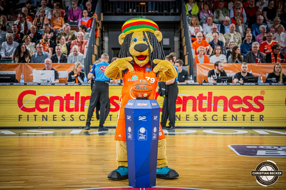 1. Basketball Bundesliga, easyCredit BBL, Saison 2024/2025, Herren, Hauptrunde, 26. Spieltag, 28.03.2025, RASTA Vechta - MHP Riesen Ludwigsburg
Bob (Maskottchen - RASTA Vechta) vor der Partie
Schlüsselwörter: 1. Bundesliga;26. Spieltag;28.03.2025;BBL;Basketball;Hauptrunde;Liga;Ludwigsburg;MHP;RASTA;RASTA Dome;RIESEN;Saison 2024/2025;Vechta;easycredit