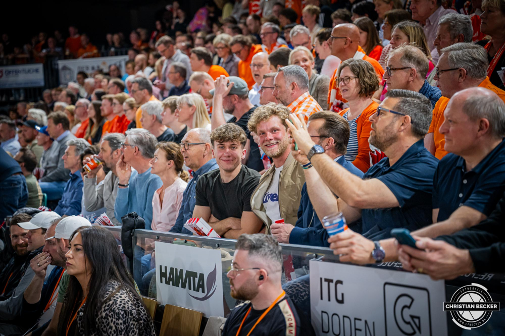 1. Basketball Bundesliga, easyCredit BBL, Saison 2024/2025, Herren, Hauptrunde, 26. Spieltag, 28.03.2025, RASTA Vechta - MHP Riesen Ludwigsburg
Die Fans von RASTA Vechta vor der Partie
Schlüsselwörter: 1. Bundesliga;26. Spieltag;28.03.2025;BBL;Basketball;Hauptrunde;Liga;Ludwigsburg;MHP;RASTA;RASTA Dome;RIESEN;Saison 2024/2025;Vechta;easycredit