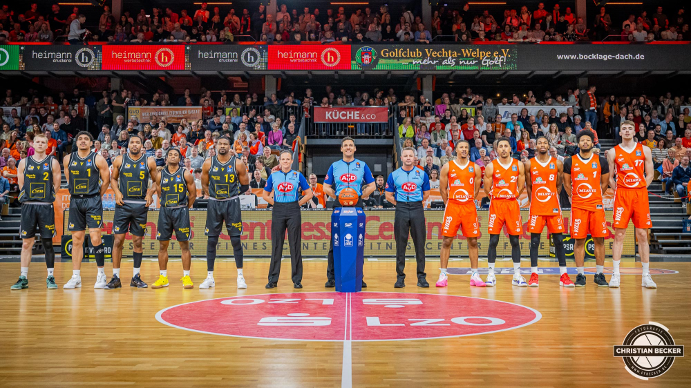 1. Basketball Bundesliga, easyCredit BBL, Saison 2024/2025, Herren, Hauptrunde, 26. Spieltag, 28.03.2025, RASTA Vechta - MHP Riesen Ludwigsburg
RASTA Vechta und MHP Riesen Ludwigsburg f&uuml;r die Aktion United against Racism
Schlüsselwörter: 1. Bundesliga;26. Spieltag;28.03.2025;BBL;Basketball;Hauptrunde;Liga;Ludwigsburg;MHP;RASTA;RASTA Dome;RIESEN;Saison 2024/2025;Vechta;easycredit