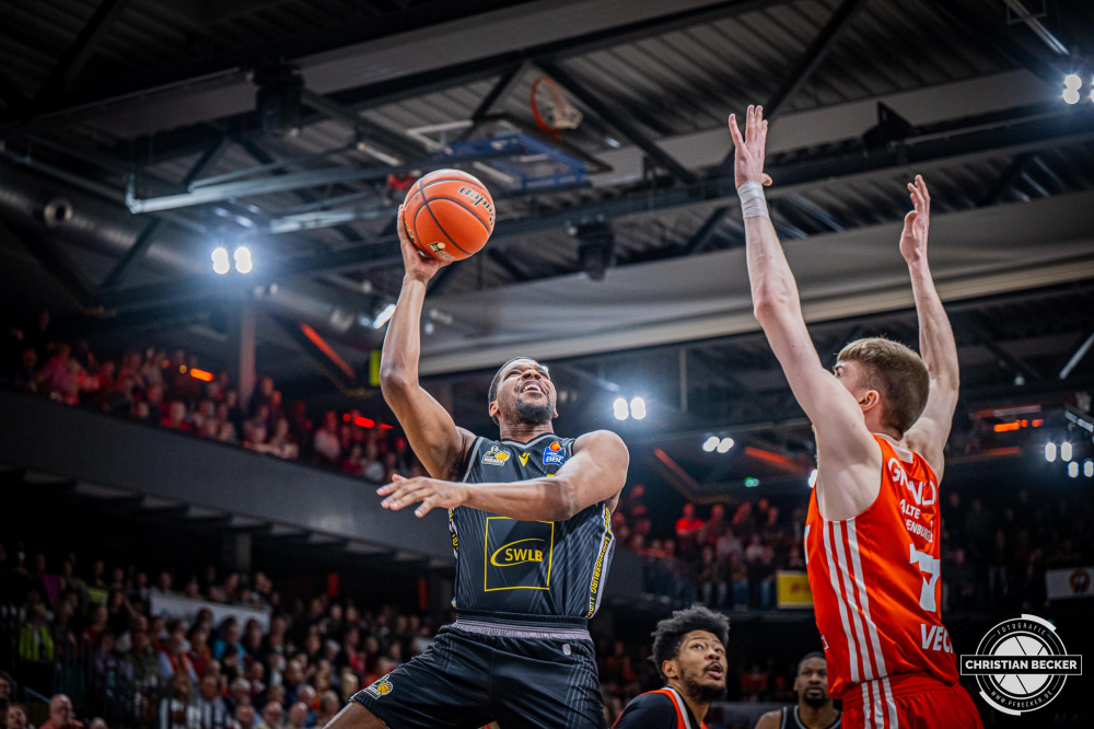 1. Basketball Bundesliga, easyCredit BBL, Saison 2024/2025, Herren, Hauptrunde, 26. Spieltag, 28.03.2025, RASTA Vechta - MHP Riesen Ludwigsburg
Justin Simon (#5 - MHP Riesen Ludwigsburg) beim Korbleger
Schlüsselwörter: 1. Bundesliga;26. Spieltag;28.03.2025;BBL;Basketball;Hauptrunde;Liga;Ludwigsburg;MHP;RASTA;RASTA Dome;RIESEN;Saison 2024/2025;Vechta;easycredit