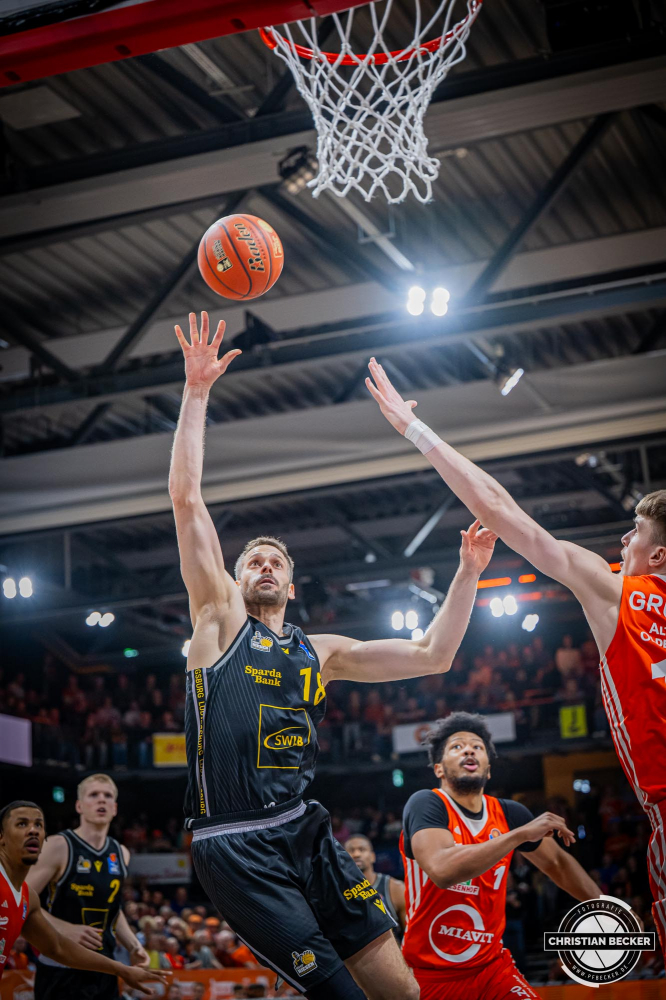 1. Basketball Bundesliga, easyCredit BBL, Saison 2024/2025, Herren, Hauptrunde, 26. Spieltag, 28.03.2025, RASTA Vechta - MHP Riesen Ludwigsburg
Jonas Wohlfarth-Bottermann (#18 - MHP Riesen Ludwigsburg) beim Korbleger
Schlüsselwörter: 1. Bundesliga;26. Spieltag;28.03.2025;BBL;Basketball;Hauptrunde;Liga;Ludwigsburg;MHP;RASTA;RASTA Dome;RIESEN;Saison 2024/2025;Vechta;easycredit