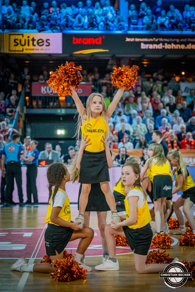 1. Basketball Bundesliga, easyCredit BBL, Saison 2024/2025, Herren, Hauptrunde, 26. Spieltag, 28.03.2025, RASTA Vechta - MHP Riesen Ludwigsburg
Marleys (Cheerleader - RASTA Vechta) w&auml;hrend der Partie
Schlüsselwörter: 1. Bundesliga;26. Spieltag;28.03.2025;BBL;Basketball;Hauptrunde;Liga;Ludwigsburg;MHP;RASTA;RASTA Dome;RIESEN;Saison 2024/2025;Vechta;easycredit