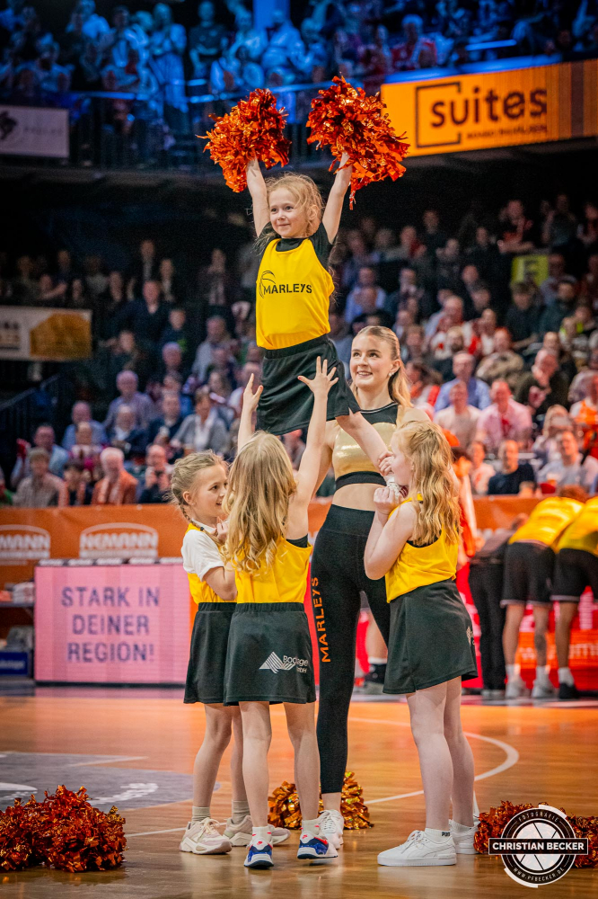 1. Basketball Bundesliga, easyCredit BBL, Saison 2024/2025, Herren, Hauptrunde, 26. Spieltag, 28.03.2025, RASTA Vechta - MHP Riesen Ludwigsburg
Marleys (Cheerleader - RASTA Vechta) w&auml;hrend der Partie
Schlüsselwörter: 1. Bundesliga;26. Spieltag;28.03.2025;BBL;Basketball;Hauptrunde;Liga;Ludwigsburg;MHP;RASTA;RASTA Dome;RIESEN;Saison 2024/2025;Vechta;easycredit