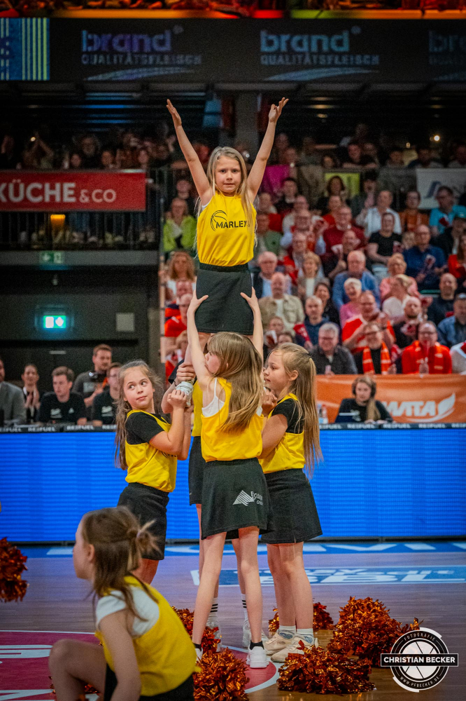 1. Basketball Bundesliga, easyCredit BBL, Saison 2024/2025, Herren, Hauptrunde, 26. Spieltag, 28.03.2025, RASTA Vechta - MHP Riesen Ludwigsburg
Marleys (Cheerleader - RASTA Vechta) w&auml;hrend der Partie
Schlüsselwörter: 1. Bundesliga;26. Spieltag;28.03.2025;BBL;Basketball;Hauptrunde;Liga;Ludwigsburg;MHP;RASTA;RASTA Dome;RIESEN;Saison 2024/2025;Vechta;easycredit