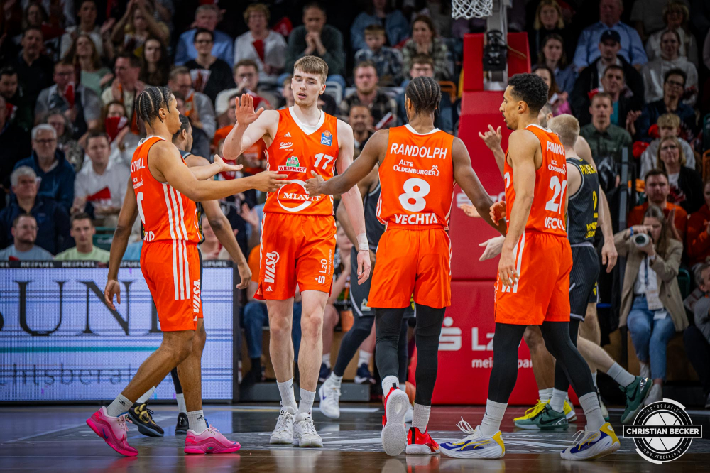 1. Basketball Bundesliga, easyCredit BBL, Saison 2024/2025, Herren, Hauptrunde, 26. Spieltag, 28.03.2025, RASTA Vechta - MHP Riesen Ludwigsburg
Das Team von RASTA Vechta w&auml;hrend der Partie
Schlüsselwörter: 1. Bundesliga;26. Spieltag;28.03.2025;BBL;Basketball;Hauptrunde;Liga;Ludwigsburg;MHP;RASTA;RASTA Dome;RIESEN;Saison 2024/2025;Vechta;easycredit