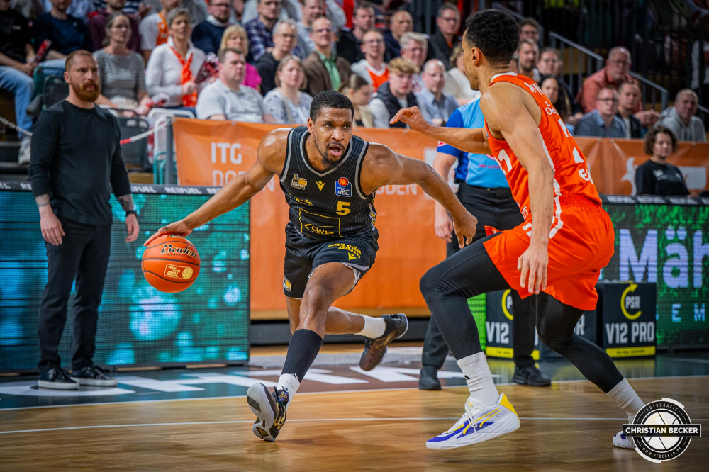 1. Basketball Bundesliga, easyCredit BBL, Saison 2024/2025, Herren, Hauptrunde, 26. Spieltag, 28.03.2025, RASTA Vechta - MHP Riesen Ludwigsburg
Justin Simon (#5 - MHP Riesen Ludwigsburg) in Aktion
Schlüsselwörter: 1. Bundesliga;26. Spieltag;28.03.2025;BBL;Basketball;Hauptrunde;Liga;Ludwigsburg;MHP;RASTA;RASTA Dome;RIESEN;Saison 2024/2025;Vechta;easycredit