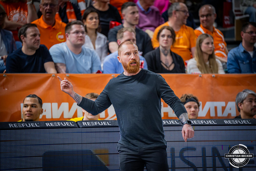 1. Basketball Bundesliga, easyCredit BBL, Saison 2024/2025, Herren, Hauptrunde, 26. Spieltag, 28.03.2025, RASTA Vechta - MHP Riesen Ludwigsburg
Lars Masell (Assistent Coach MHP Riesen Ludwigsburg) w&auml;hrend der Partie
Schlüsselwörter: 1. Bundesliga;26. Spieltag;28.03.2025;BBL;Basketball;Hauptrunde;Liga;Ludwigsburg;MHP;RASTA;RASTA Dome;RIESEN;Saison 2024/2025;Vechta;easycredit