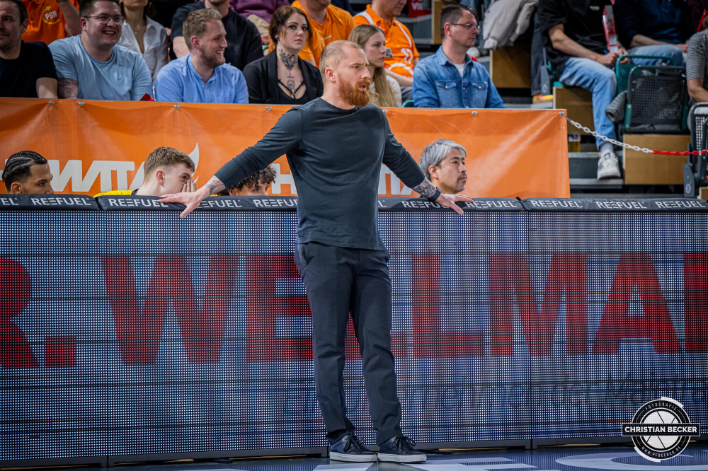 1. Basketball Bundesliga, easyCredit BBL, Saison 2024/2025, Herren, Hauptrunde, 26. Spieltag, 28.03.2025, RASTA Vechta - MHP Riesen Ludwigsburg
Lars Masell (Assistent Coach MHP Riesen Ludwigsburg) w&auml;hrend der Partie
Schlüsselwörter: 1. Bundesliga;26. Spieltag;28.03.2025;BBL;Basketball;Hauptrunde;Liga;Ludwigsburg;MHP;RASTA;RASTA Dome;RIESEN;Saison 2024/2025;Vechta;easycredit