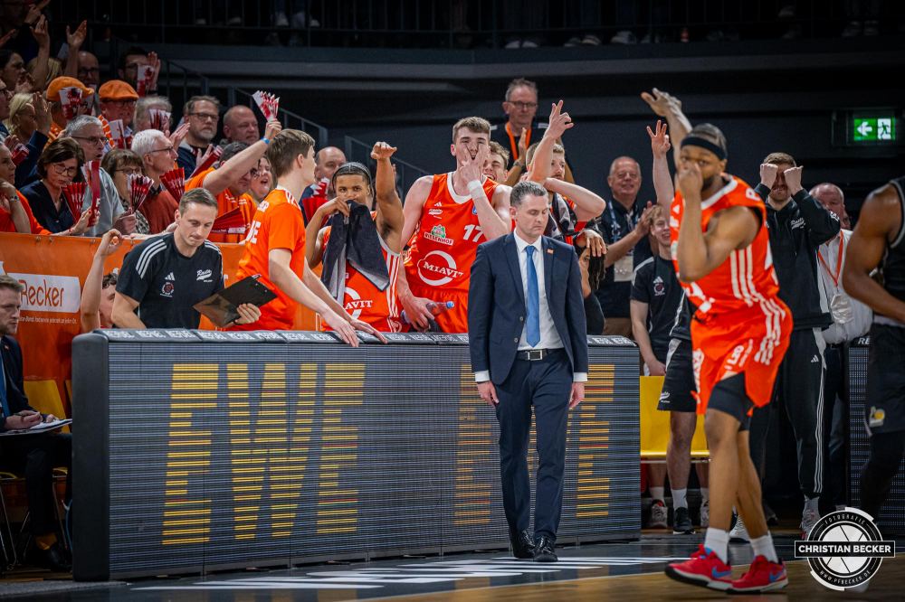 1. Basketball Bundesliga, easyCredit BBL, Saison 2024/2025, Herren, Hauptrunde, 26. Spieltag, 28.03.2025, RASTA Vechta - MHP Riesen Ludwigsburg
Das Team von RASTA Vechta zeigt Emotionen w&auml;hrend der Partie
Schlüsselwörter: 1. Bundesliga;26. Spieltag;28.03.2025;BBL;Basketball;Hauptrunde;Liga;Ludwigsburg;MHP;RASTA;RASTA Dome;RIESEN;Saison 2024/2025;Vechta;easycredit