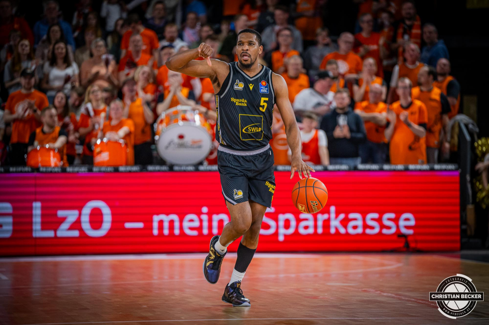 1. Basketball Bundesliga, easyCredit BBL, Saison 2024/2025, Herren, Hauptrunde, 26. Spieltag, 28.03.2025, RASTA Vechta - MHP Riesen Ludwigsburg
Justin Simon (#5 - MHP Riesen Ludwigsburg) w&auml;hrend der Partie
Schlüsselwörter: 1. Bundesliga;26. Spieltag;28.03.2025;BBL;Basketball;Hauptrunde;Liga;Ludwigsburg;MHP;RASTA;RASTA Dome;RIESEN;Saison 2024/2025;Vechta;easycredit