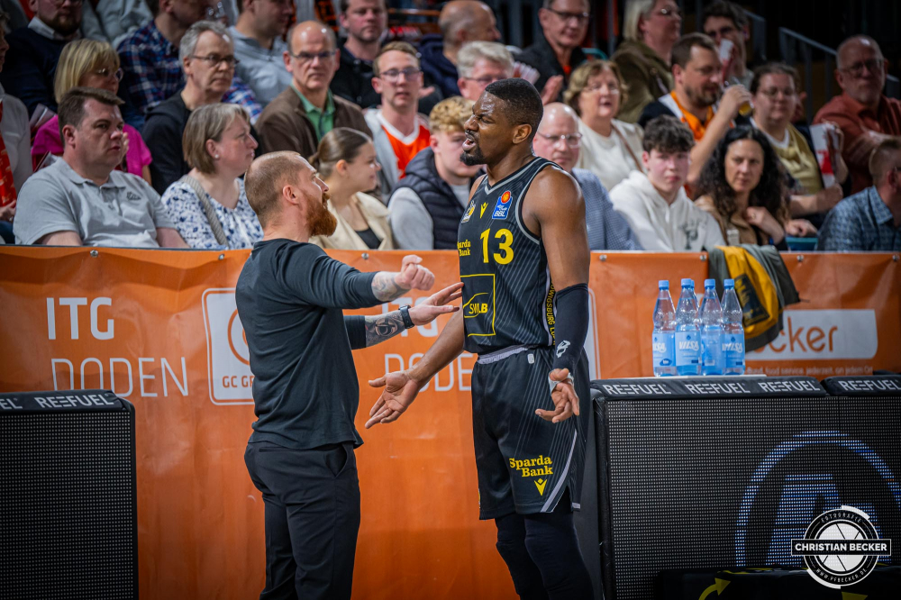 1. Basketball Bundesliga, easyCredit BBL, Saison 2024/2025, Herren, Hauptrunde, 26. Spieltag, 28.03.2025, RASTA Vechta - MHP Riesen Ludwigsburg
Yorman Polas Bartolo (#13 - MHP Riesen Ludwigsburg) im Gespr&auml;ch mit Lars Masell (Assistent Coach MHP Riesen Ludwigsburg)
Schlüsselwörter: 1. Bundesliga;26. Spieltag;28.03.2025;BBL;Basketball;Hauptrunde;Liga;Ludwigsburg;MHP;RASTA;RASTA Dome;RIESEN;Saison 2024/2025;Vechta;easycredit