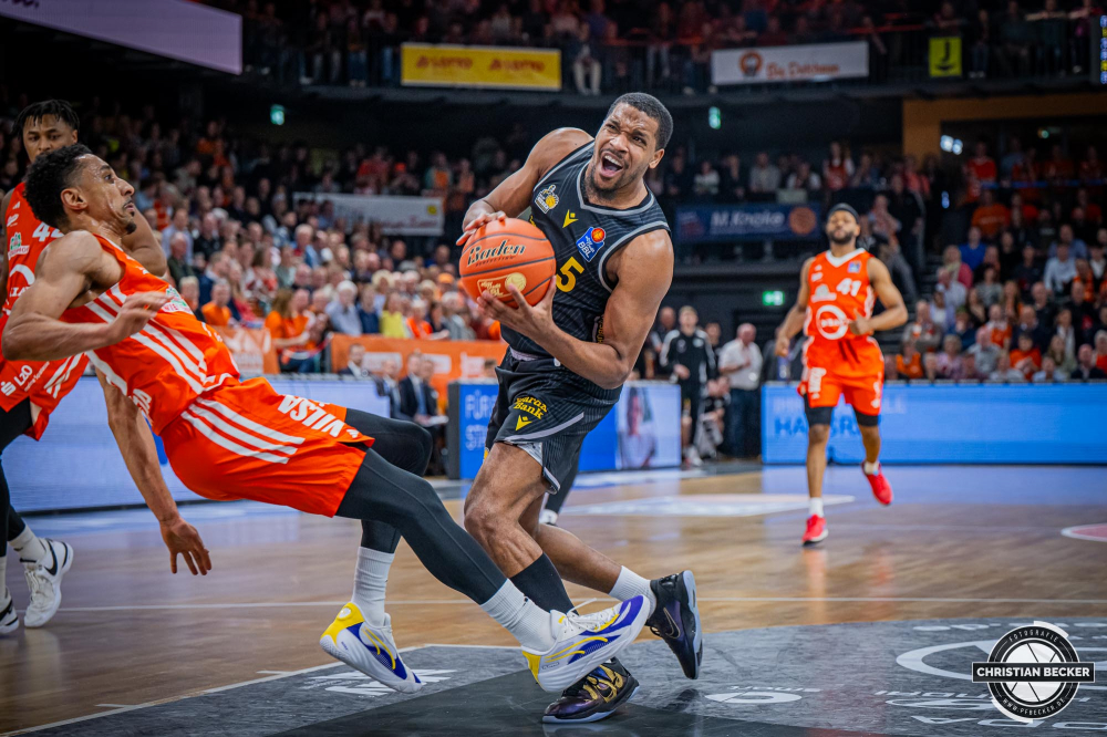 1. Basketball Bundesliga, easyCredit BBL, Saison 2024/2025, Herren, Hauptrunde, 26. Spieltag, 28.03.2025, RASTA Vechta - MHP Riesen Ludwigsburg
Justin Simon (#5 - MHP Riesen Ludwigsburg) in Aktion
Schlüsselwörter: 1. Bundesliga;26. Spieltag;28.03.2025;BBL;Basketball;Hauptrunde;Liga;Ludwigsburg;MHP;RASTA;RASTA Dome;RIESEN;Saison 2024/2025;Vechta;easycredit