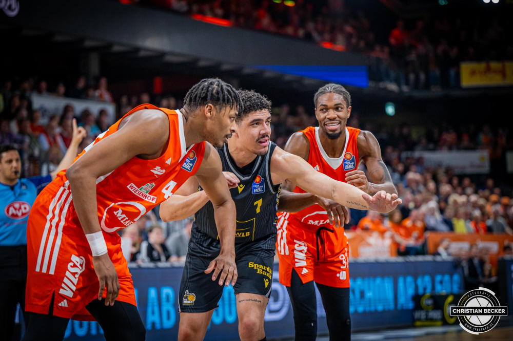 1. Basketball Bundesliga, easyCredit BBL, Saison 2024/2025, Herren, Hauptrunde, 26. Spieltag, 28.03.2025, RASTA Vechta - MHP Riesen Ludwigsburg
Isaiah Cozart (#44 - RASTA Vechta), Joel Scott (#1 - MHP Riesen Ludwigsburg) und Brandon Randolph (#8 - RASTA Vechta) w&auml;hrend der Partie
Schlüsselwörter: 1. Bundesliga;26. Spieltag;28.03.2025;BBL;Basketball;Hauptrunde;Liga;Ludwigsburg;MHP;RASTA;RASTA Dome;RIESEN;Saison 2024/2025;Vechta;easycredit