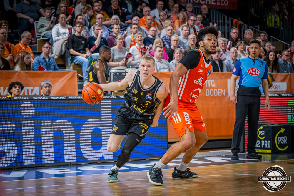 1. Basketball Bundesliga, easyCredit BBL, Saison 2024/2025, Herren, Hauptrunde, 26. Spieltag, 28.03.2025, RASTA Vechta - MHP Riesen Ludwigsburg
Jacob Patrick (#2 - MHP Riesen Ludwigsburg) in Aktion
Schlüsselwörter: 1. Bundesliga;26. Spieltag;28.03.2025;BBL;Basketball;Hauptrunde;Liga;Ludwigsburg;MHP;RASTA;RASTA Dome;RIESEN;Saison 2024/2025;Vechta;easycredit