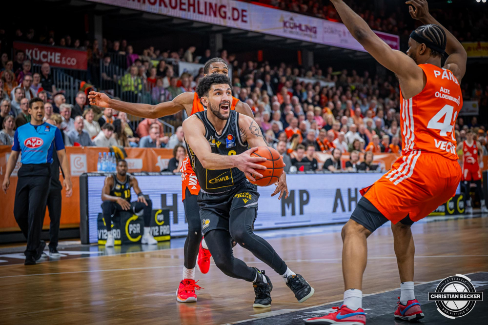 1. Basketball Bundesliga, easyCredit BBL, Saison 2024/2025, Herren, Hauptrunde, 26. Spieltag, 28.03.2025, RASTA Vechta - MHP Riesen Ludwigsburg
Hunter Maldonado (#8 - MHP Riesen Ludwigsburg) in Aktion
Schlüsselwörter: 1. Bundesliga;26. Spieltag;28.03.2025;BBL;Basketball;Hauptrunde;Liga;Ludwigsburg;MHP;RASTA;RASTA Dome;RIESEN;Saison 2024/2025;Vechta;easycredit