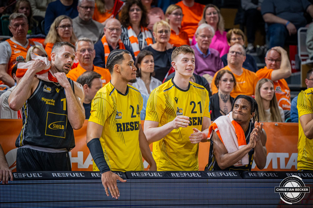 1. Basketball Bundesliga, easyCredit BBL, Saison 2024/2025, Herren, Hauptrunde, 26. Spieltag, 28.03.2025, RASTA Vechta - MHP Riesen Ludwigsburg
Das Team der MHP Riesen Ludwigsburg w&auml;hrend der Partie
Schlüsselwörter: 1. Bundesliga;26. Spieltag;28.03.2025;BBL;Basketball;Hauptrunde;Liga;Ludwigsburg;MHP;RASTA;RASTA Dome;RIESEN;Saison 2024/2025;Vechta;easycredit