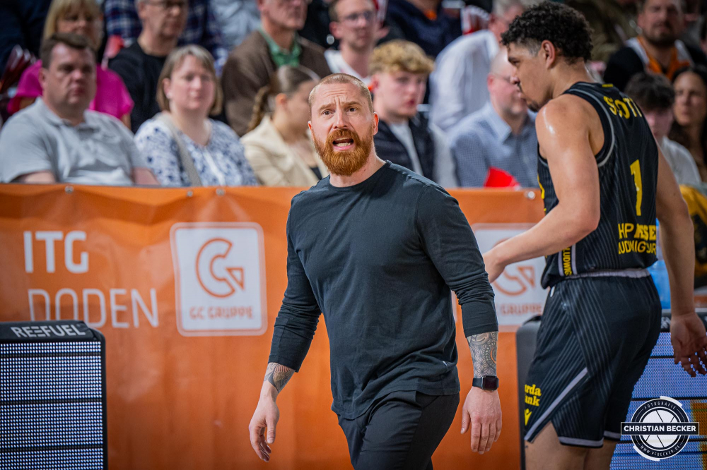 1. Basketball Bundesliga, easyCredit BBL, Saison 2024/2025, Herren, Hauptrunde, 26. Spieltag, 28.03.2025, RASTA Vechta - MHP Riesen Ludwigsburg
Lars Masell (Assistent Coach MHP Riesen Ludwigsburg) w&auml;hrend der Partie
Schlüsselwörter: 1. Bundesliga;26. Spieltag;28.03.2025;BBL;Basketball;Hauptrunde;Liga;Ludwigsburg;MHP;RASTA;RASTA Dome;RIESEN;Saison 2024/2025;Vechta;easycredit