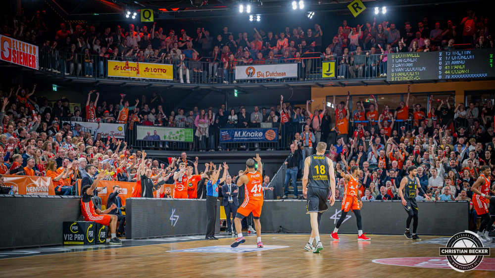 1. Basketball Bundesliga, easyCredit BBL, Saison 2024/2025, Herren, Hauptrunde, 26. Spieltag, 28.03.2025, RASTA Vechta - MHP Riesen Ludwigsburg
Die Fans und das Team von RASTA Vechta feiern einen Korberfolg von Lloyd Pandi (#41 - RASTA Vechta)
Schlüsselwörter: 1. Bundesliga;26. Spieltag;28.03.2025;BBL;Basketball;Hauptrunde;Liga;Ludwigsburg;MHP;RASTA;RASTA Dome;RIESEN;Saison 2024/2025;Vechta;easycredit