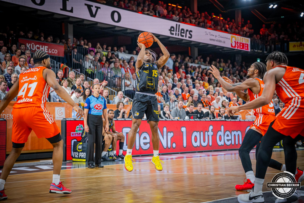 1. Basketball Bundesliga, easyCredit BBL, Saison 2024/2025, Herren, Hauptrunde, 26. Spieltag, 28.03.2025, RASTA Vechta - MHP Riesen Ludwigsburg
Ezra Manjon (#15 - MHP Riesen Ludwigsburg) beim Jumpshot
Schlüsselwörter: 1. Bundesliga;26. Spieltag;28.03.2025;BBL;Basketball;Hauptrunde;Liga;Ludwigsburg;MHP;RASTA;RASTA Dome;RIESEN;Saison 2024/2025;Vechta;easycredit