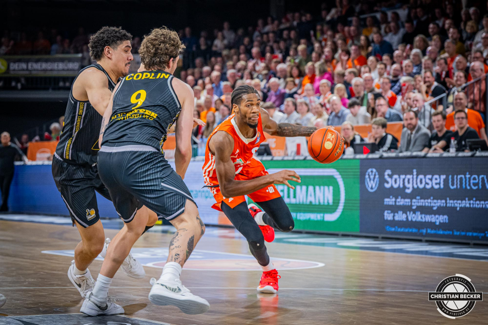 1. Basketball Bundesliga, easyCredit BBL, Saison 2024/2025, Herren, Hauptrunde, 26. Spieltag, 28.03.2025, RASTA Vechta - MHP Riesen Ludwigsburg
Brandon Randolph (#8 - RASTA Vechta) in Aktion
Schlüsselwörter: 1. Bundesliga;26. Spieltag;28.03.2025;BBL;Basketball;Hauptrunde;Liga;Ludwigsburg;MHP;RASTA;RASTA Dome;RIESEN;Saison 2024/2025;Vechta;easycredit