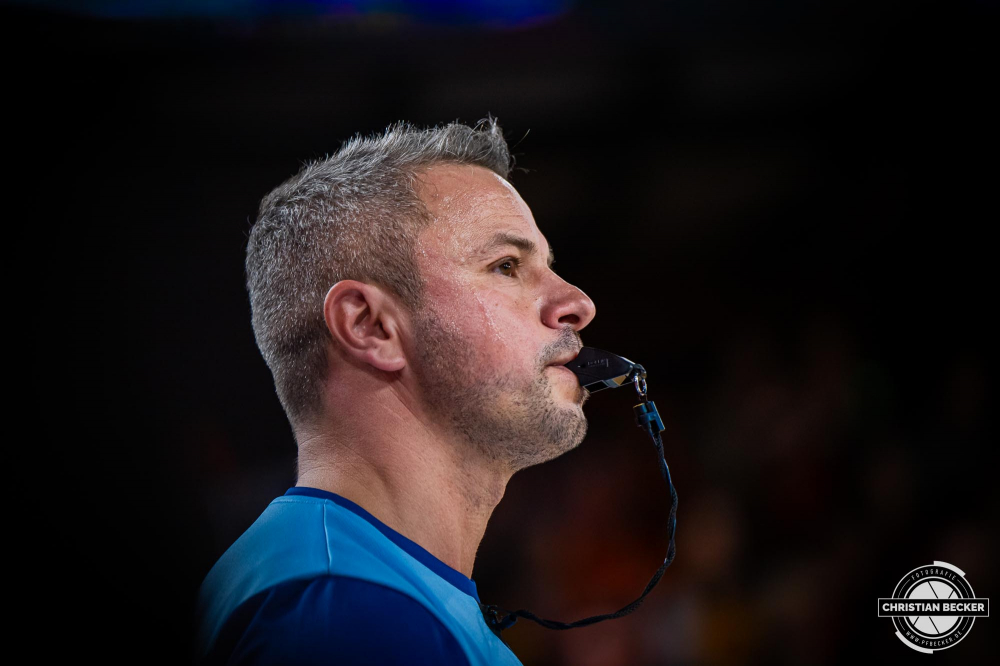 1. Basketball Bundesliga, easyCredit BBL, Saison 2024/2025, Herren, Hauptrunde, 26. Spieltag, 28.03.2025, RASTA Vechta - MHP Riesen Ludwigsburg
Tamer Arik (Schiedsrichter BBL) w&auml;hrend der Partie
Schlüsselwörter: 1. Bundesliga;26. Spieltag;28.03.2025;BBL;Basketball;Hauptrunde;Liga;Ludwigsburg;MHP;RASTA;RASTA Dome;RIESEN;Saison 2024/2025;Vechta;easycredit