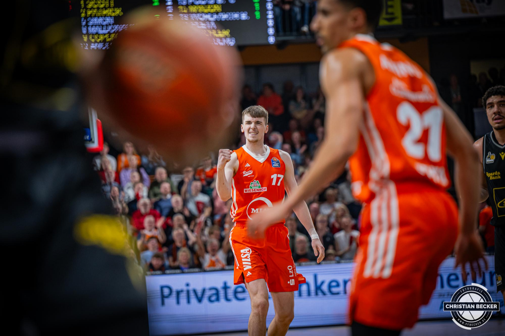 1. Basketball Bundesliga, easyCredit BBL, Saison 2024/2025, Herren, Hauptrunde, 26. Spieltag, 28.03.2025, RASTA Vechta - MHP Riesen Ludwigsburg
Johann Gr&uuml;nloh (#17 - RASTA Vechta) zeigt Emotionen w&auml;hrend der Partie
Schlüsselwörter: 1. Bundesliga;26. Spieltag;28.03.2025;BBL;Basketball;Hauptrunde;Liga;Ludwigsburg;MHP;RASTA;RASTA Dome;RIESEN;Saison 2024/2025;Vechta;easycredit