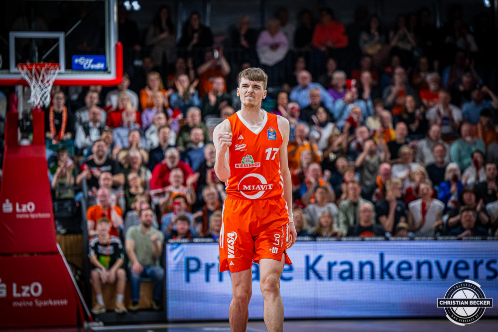 1. Basketball Bundesliga, easyCredit BBL, Saison 2024/2025, Herren, Hauptrunde, 26. Spieltag, 28.03.2025, RASTA Vechta - MHP Riesen Ludwigsburg
Johann Gr&uuml;nloh (#17 - RASTA Vechta) zeigt Emotionen w&auml;hrend der Partie
Schlüsselwörter: 1. Bundesliga;26. Spieltag;28.03.2025;BBL;Basketball;Hauptrunde;Liga;Ludwigsburg;MHP;RASTA;RASTA Dome;RIESEN;Saison 2024/2025;Vechta;easycredit