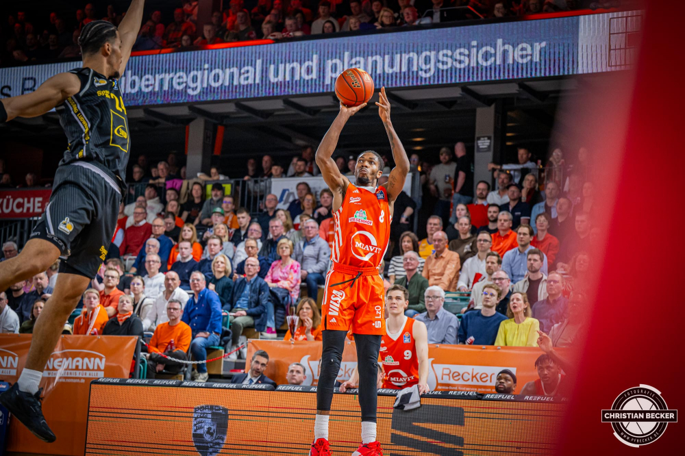 1. Basketball Bundesliga, easyCredit BBL, Saison 2024/2025, Herren, Hauptrunde, 26. Spieltag, 28.03.2025, RASTA Vechta - MHP Riesen Ludwigsburg
Brandon Randolph (#8 - RASTA Vechta) beim Jumpshot
Schlüsselwörter: 1. Bundesliga;26. Spieltag;28.03.2025;BBL;Basketball;Hauptrunde;Liga;Ludwigsburg;MHP;RASTA;RASTA Dome;RIESEN;Saison 2024/2025;Vechta;easycredit