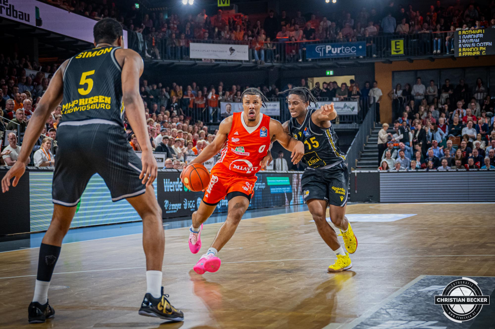 1. Basketball Bundesliga, easyCredit BBL, Saison 2024/2025, Herren, Hauptrunde, 26. Spieltag, 28.03.2025, RASTA Vechta - MHP Riesen Ludwigsburg
Mike Bothwell (#0 - RASTA Vechta) in Aktion
Schlüsselwörter: 1. Bundesliga;26. Spieltag;28.03.2025;BBL;Basketball;Hauptrunde;Liga;Ludwigsburg;MHP;RASTA;RASTA Dome;RIESEN;Saison 2024/2025;Vechta;easycredit