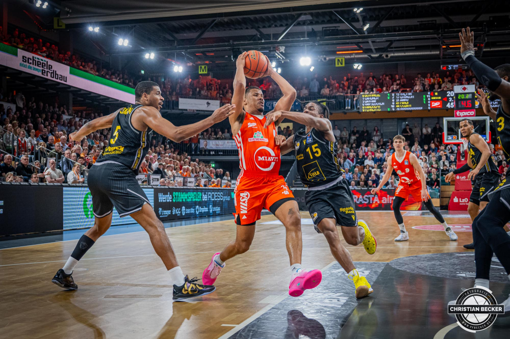 1. Basketball Bundesliga, easyCredit BBL, Saison 2024/2025, Herren, Hauptrunde, 26. Spieltag, 28.03.2025, RASTA Vechta - MHP Riesen Ludwigsburg
Mike Bothwell (#0 - RASTA Vechta) in Aktion
Schlüsselwörter: 1. Bundesliga;26. Spieltag;28.03.2025;BBL;Basketball;Hauptrunde;Liga;Ludwigsburg;MHP;RASTA;RASTA Dome;RIESEN;Saison 2024/2025;Vechta;easycredit