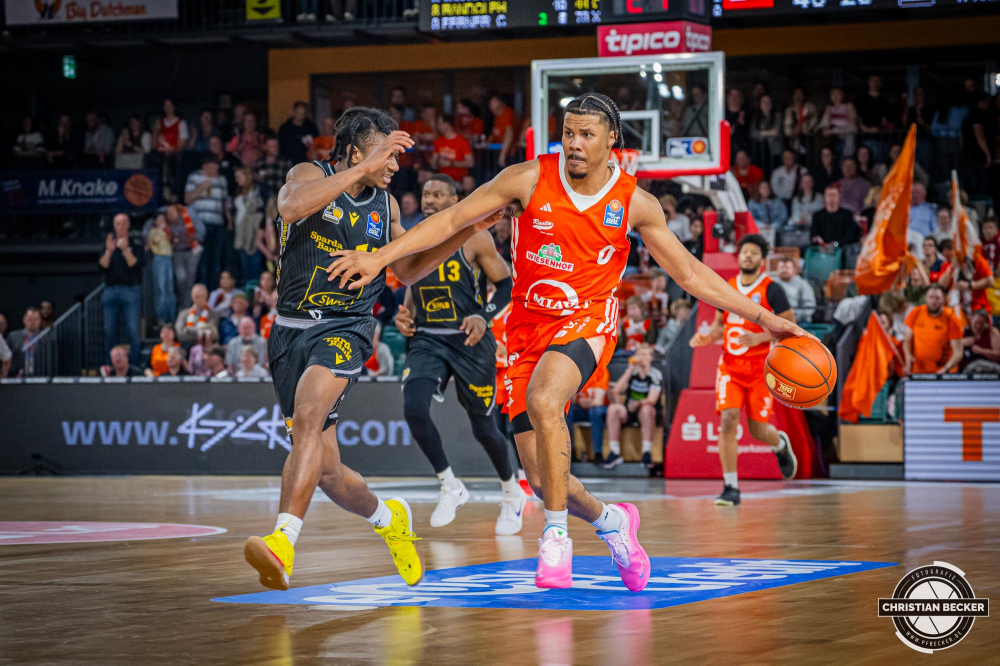 1. Basketball Bundesliga, easyCredit BBL, Saison 2024/2025, Herren, Hauptrunde, 26. Spieltag, 28.03.2025, RASTA Vechta - MHP Riesen Ludwigsburg
Mike Bothwell (#0 - RASTA Vechta) in Aktion
Schlüsselwörter: 1. Bundesliga;26. Spieltag;28.03.2025;BBL;Basketball;Hauptrunde;Liga;Ludwigsburg;MHP;RASTA;RASTA Dome;RIESEN;Saison 2024/2025;Vechta;easycredit