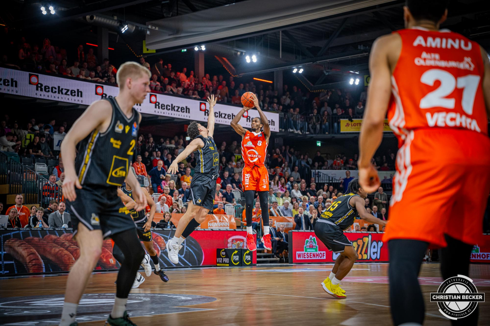 1. Basketball Bundesliga, easyCredit BBL, Saison 2024/2025, Herren, Hauptrunde, 26. Spieltag, 28.03.2025, RASTA Vechta - MHP Riesen Ludwigsburg
Brandon Randolph (#8 - RASTA Vechta) beim Jumpshot
Schlüsselwörter: 1. Bundesliga;26. Spieltag;28.03.2025;BBL;Basketball;Hauptrunde;Liga;Ludwigsburg;MHP;RASTA;RASTA Dome;RIESEN;Saison 2024/2025;Vechta;easycredit