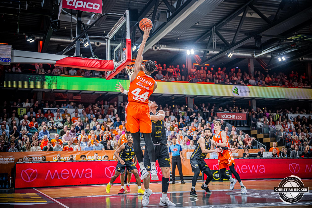 1. Basketball Bundesliga, easyCredit BBL, Saison 2024/2025, Herren, Hauptrunde, 26. Spieltag, 28.03.2025, RASTA Vechta - MHP Riesen Ludwigsburg
Isaiah Cozart (#44 - RASTA Vechta) beim Jumpshot
Schlüsselwörter: 1. Bundesliga;26. Spieltag;28.03.2025;BBL;Basketball;Hauptrunde;Liga;Ludwigsburg;MHP;RASTA;RASTA Dome;RIESEN;Saison 2024/2025;Vechta;easycredit