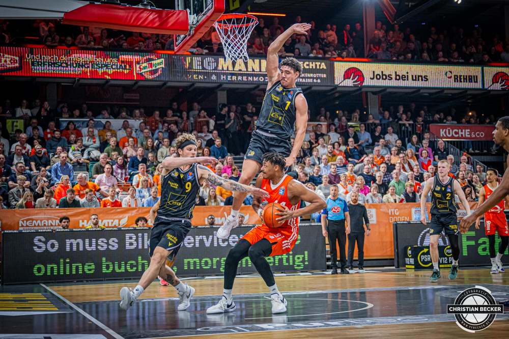 1. Basketball Bundesliga, easyCredit BBL, Saison 2024/2025, Herren, Hauptrunde, 26. Spieltag, 28.03.2025, RASTA Vechta - MHP Riesen Ludwigsburg
Isaiah Cozart (#44 - RASTA Vechta) in Aktion
Schlüsselwörter: 1. Bundesliga;26. Spieltag;28.03.2025;BBL;Basketball;Hauptrunde;Liga;Ludwigsburg;MHP;RASTA;RASTA Dome;RIESEN;Saison 2024/2025;Vechta;easycredit