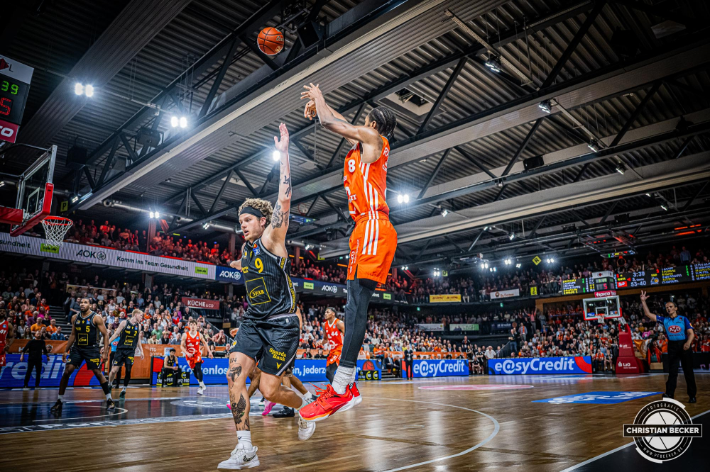 1. Basketball Bundesliga, easyCredit BBL, Saison 2024/2025, Herren, Hauptrunde, 26. Spieltag, 28.03.2025, RASTA Vechta - MHP Riesen Ludwigsburg
Brandon Randolph (#8 - RASTA Vechta) beim Jumpshot
Schlüsselwörter: 1. Bundesliga;26. Spieltag;28.03.2025;BBL;Basketball;Hauptrunde;Liga;Ludwigsburg;MHP;RASTA;RASTA Dome;RIESEN;Saison 2024/2025;Vechta;easycredit
