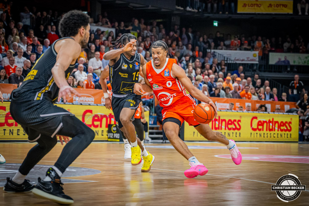 1. Basketball Bundesliga, easyCredit BBL, Saison 2024/2025, Herren, Hauptrunde, 26. Spieltag, 28.03.2025, RASTA Vechta - MHP Riesen Ludwigsburg
Mike Bothwell (#0 - RASTA Vechta) in Aktion
Schlüsselwörter: 1. Bundesliga;26. Spieltag;28.03.2025;BBL;Basketball;Hauptrunde;Liga;Ludwigsburg;MHP;RASTA;RASTA Dome;RIESEN;Saison 2024/2025;Vechta;easycredit