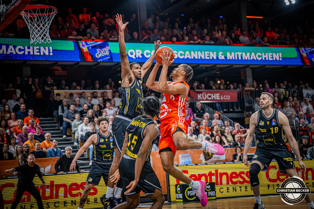 1. Basketball Bundesliga, easyCredit BBL, Saison 2024/2025, Herren, Hauptrunde, 26. Spieltag, 28.03.2025, RASTA Vechta - MHP Riesen Ludwigsburg
Mike Bothwell (#0 - RASTA Vechta) beim Korbleger
Schlüsselwörter: 1. Bundesliga;26. Spieltag;28.03.2025;BBL;Basketball;Hauptrunde;Liga;Ludwigsburg;MHP;RASTA;RASTA Dome;RIESEN;Saison 2024/2025;Vechta;easycredit