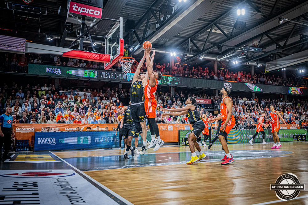 1. Basketball Bundesliga, easyCredit BBL, Saison 2024/2025, Herren, Hauptrunde, 26. Spieltag, 28.03.2025, RASTA Vechta - MHP Riesen Ludwigsburg
Isaiah Cozart (#44 - RASTA Vechta) und Jonas Wohlfarth-Bottermann (#18 - MHP Riesen Ludwigsburg) beim Rebound
Schlüsselwörter: 1. Bundesliga;26. Spieltag;28.03.2025;BBL;Basketball;Hauptrunde;Liga;Ludwigsburg;MHP;RASTA;RASTA Dome;RIESEN;Saison 2024/2025;Vechta;easycredit