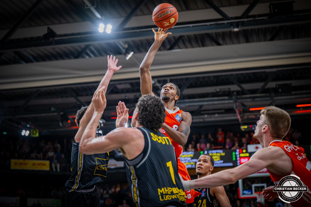 1. Basketball Bundesliga, easyCredit BBL, Saison 2024/2025, Herren, Hauptrunde, 26. Spieltag, 28.03.2025, RASTA Vechta - MHP Riesen Ludwigsburg
Brandon Randolph (#8 - RASTA Vechta) beim Jumpshot
Schlüsselwörter: 1. Bundesliga;26. Spieltag;28.03.2025;BBL;Basketball;Hauptrunde;Liga;Ludwigsburg;MHP;RASTA;RASTA Dome;RIESEN;Saison 2024/2025;Vechta;easycredit