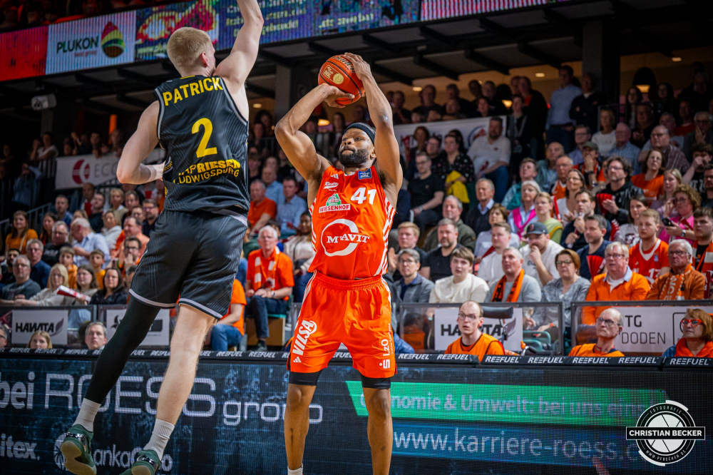 1. Basketball Bundesliga, easyCredit BBL, Saison 2024/2025, Herren, Hauptrunde, 26. Spieltag, 28.03.2025, RASTA Vechta - MHP Riesen Ludwigsburg
Lloyd Pandi (#41 - RASTA Vechta) beim Jumpshot
Schlüsselwörter: 1. Bundesliga;26. Spieltag;28.03.2025;BBL;Basketball;Hauptrunde;Liga;Ludwigsburg;MHP;RASTA;RASTA Dome;RIESEN;Saison 2024/2025;Vechta;easycredit