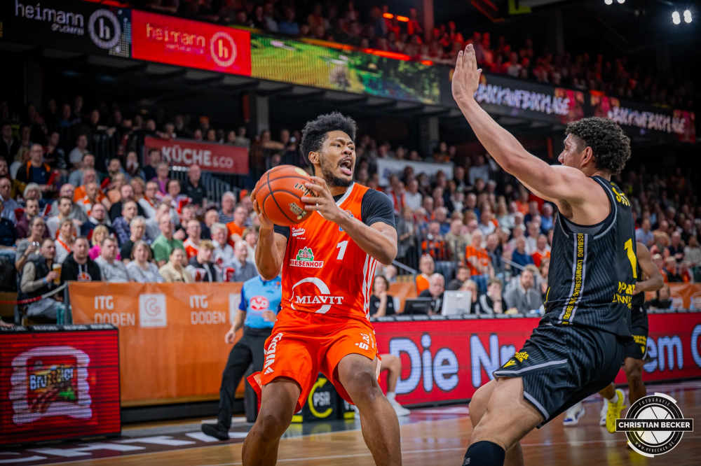 1. Basketball Bundesliga, easyCredit BBL, Saison 2024/2025, Herren, Hauptrunde, 26. Spieltag, 28.03.2025, RASTA Vechta - MHP Riesen Ludwigsburg
Jayden Gardner (#1 - RASTA Vechta) in Aktion
Schlüsselwörter: 1. Bundesliga;26. Spieltag;28.03.2025;BBL;Basketball;Hauptrunde;Liga;Ludwigsburg;MHP;RASTA;RASTA Dome;RIESEN;Saison 2024/2025;Vechta;easycredit