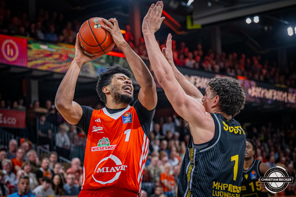 1. Basketball Bundesliga, easyCredit BBL, Saison 2024/2025, Herren, Hauptrunde, 26. Spieltag, 28.03.2025, RASTA Vechta - MHP Riesen Ludwigsburg
Jayden Gardner (#1 - RASTA Vechta) in Aktion
Schlüsselwörter: 1. Bundesliga;26. Spieltag;28.03.2025;BBL;Basketball;Hauptrunde;Liga;Ludwigsburg;MHP;RASTA;RASTA Dome;RIESEN;Saison 2024/2025;Vechta;easycredit